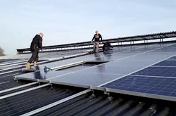 Meeuse Techniek monteurs aan het werk met zonnepanelen